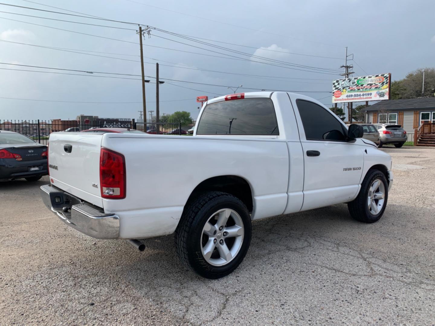 2004 White /Black Dodge Ram 1500 Laramie 2WD (1D7HA16N44J) with an 4.7L V8 SOHC 16V engine, Automatic transmission, located at 1830 North Belt Line Road, Irving, TX, 75061, (469) 524-0199, 32.834373, -96.993584 - Photo#5